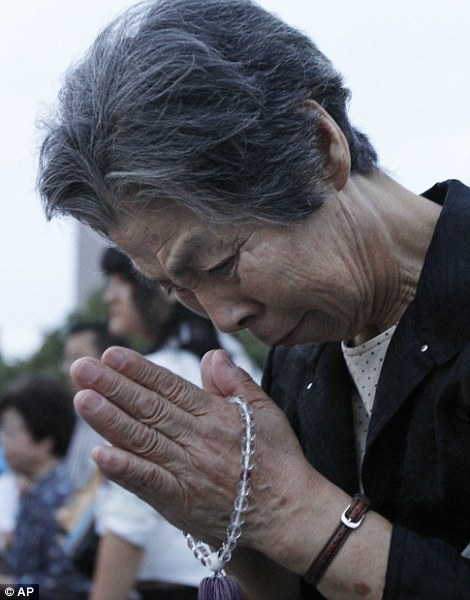 Oración por las víctimas de las bombas atómicas en Hiroshima y Nagasaki (Japón)
